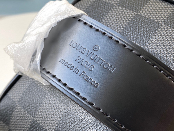 l0*is V*t0n toiletry pouch