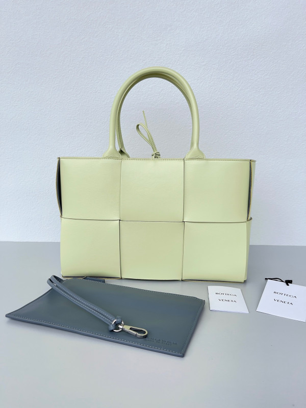 bo*te*ga Ve*ne*ta small arco tote bag
