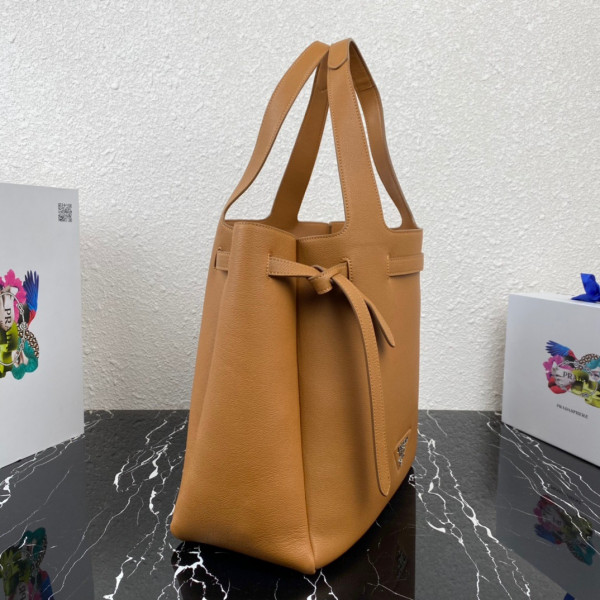 Pra*a leather tote