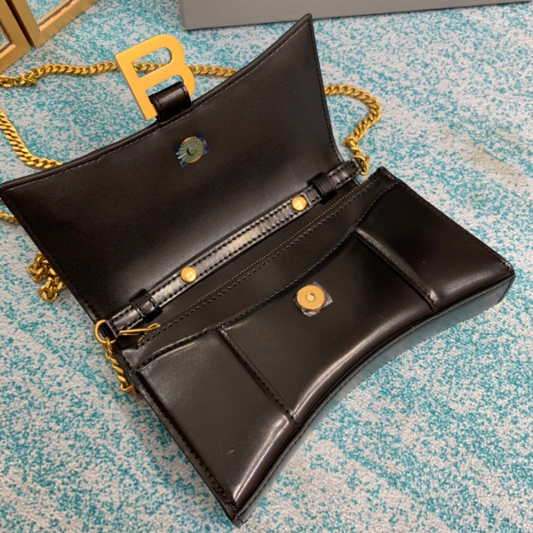 Ba*len*cia*ga hourglass wallet on chain