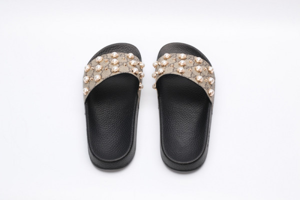G*u*i slippers