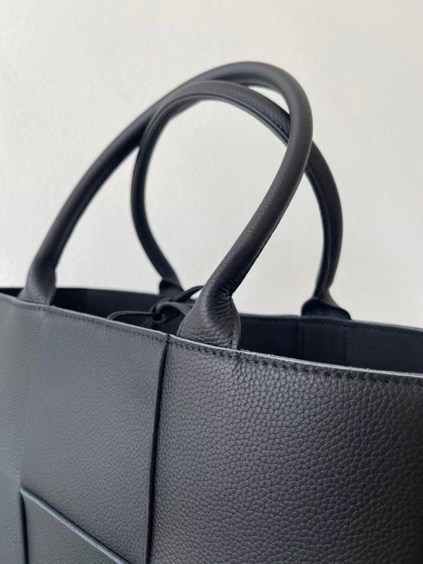 bo*te*ga Ve*ne*ta arco medium tote