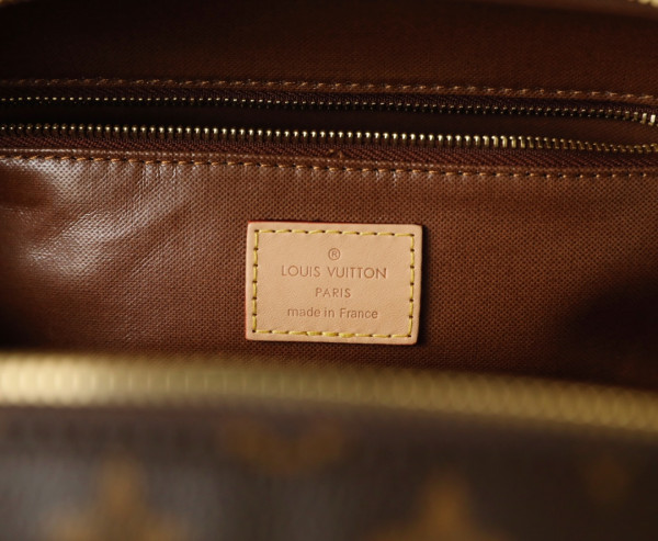 l0*is V*t0n toiletry bag