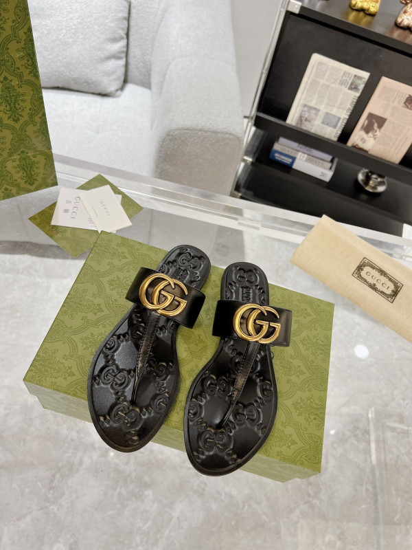 G*u*i slide sandals