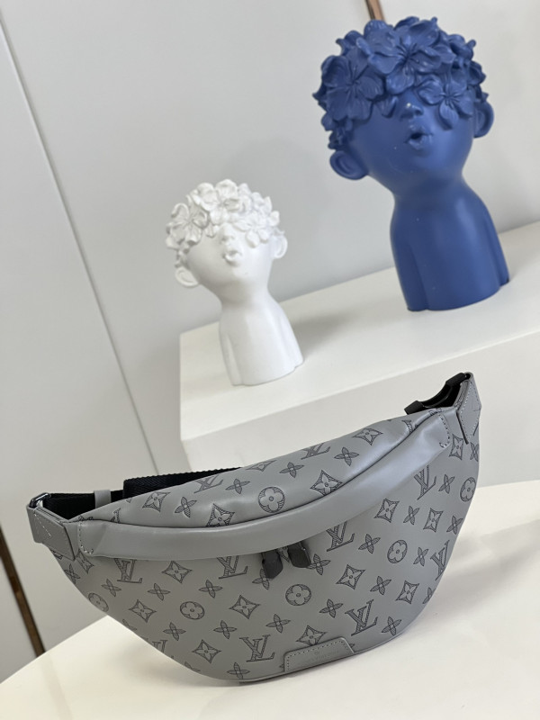 l0*is V*t0n discovery bumbag