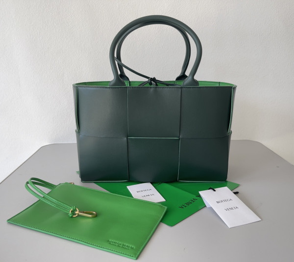 bo*te*ga Ve*ne*ta small arco tote bag