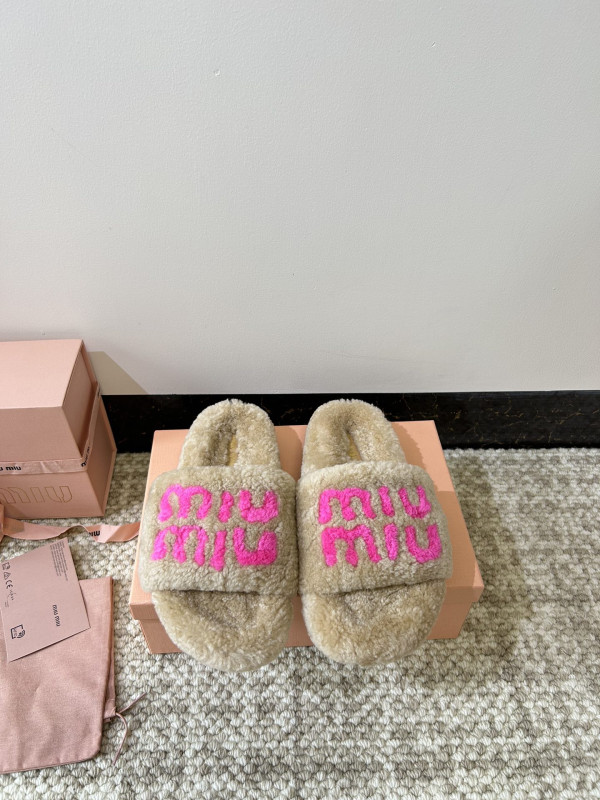 M*um*u sandals