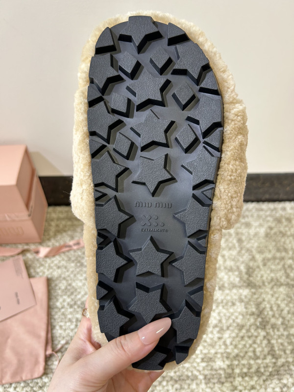 M*um*u sandals