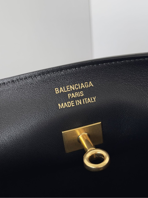 Ba*len*cia*ga bel air large shoulder bag